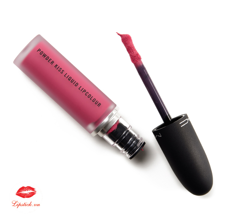 mac_model-off-duty-lipstick